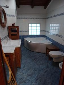 łazienka z wanną, toaletą i umywalką w obiekcie Strada Casai 19 w mieście Riva Ligure