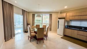 Kuchyň nebo kuchyňský kout v ubytování Allure Meia Praia + 14 fotografií