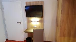 TV a/nebo společenská místnost v ubytování Hotel Trutzpfaff