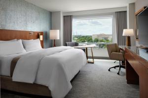 Postel nebo postele na pokoji v ubytování The Westin Austin at The Domain