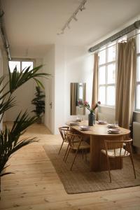Un comedor con mesa y sillas de madera. en Modern Design 75sq Apartment in Berlin Mitte, en Berlín