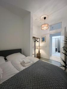 Un dormitorio con una cama grande y una ventana. en Modern Design 75sq Apartment in Berlin Mitte, en Berlín