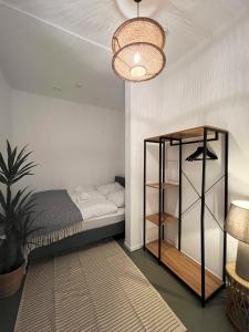 Un dormitorio con una cama y una lámpara de araña. en Modern Design 75sq Apartment in Berlin Mitte, en Berlín 12 fotos más