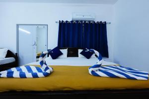 Postel nebo postele na pokoji v ubytování Madras Inn Nungambakam