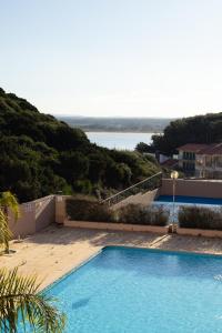 een zwembad met uitzicht op de oceaan bij Bay View T1 - By Smarthomes in São Martinho do Porto