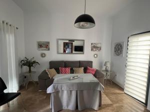 a living room with a couch and a table at Apartamento Cerezo in Carmona