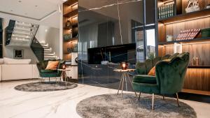 een woonkamer met 2 stoelen en een bank bij Diwine Spa House Fruška Gora in Irig