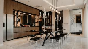 een eetkamer met een zwarte tafel en stoelen bij Diwine Spa House Fruška Gora in Irig