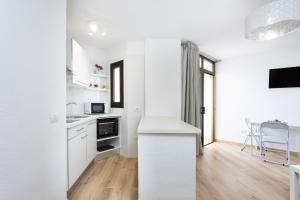 Una cocina blanca con fregadero y encimera. en Ocean view & Pool Los Cristianos Summerland, en Los Cristianos 17 fotos más