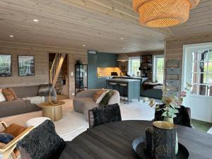 Una sala de estar con una mesa y una cocina. en Beitobygda Getaway ,Nature and Luxury, en Beitostølen