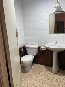 un bagno con un water e un lavandino di เอินอพาร์ตเมนต์ a Ban Phae Buak Ha