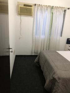 Postel nebo postele na pokoji v ubytování Quarto a 50 metros da praia