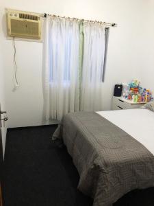 Postel nebo postele na pokoji v ubytování Quarto a 50 metros da praia