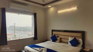 Ένα ή περισσότερα κρεβάτια σε δωμάτιο στο Collection O The King's Heritage Plaza Sohna Road +42 φωτογραφίες