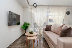 Μια τηλεόραση ή/και κέντρο ψυχαγωγίας στο Brand New Building Deluxe Apartments With Parking Nearby Train