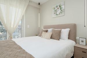 Ένα ή περισσότερα κρεβάτια σε δωμάτιο στο Brand New Building Deluxe Apartments With Parking Nearby Train