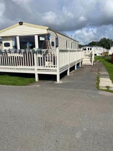 FlookburghにあるHaven Lakeland Caravan Hire in the Lake Districtの白い家