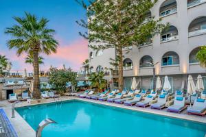 Bazén v ubytování Glaros Beach Hotel nebo v jeho okolí