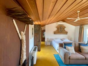 Ένα ή περισσότερα κρεβάτια σε δωμάτιο στο Quinta do Barrieiro - Art Selection by Maria Leal da Costa +168 φωτογραφίες