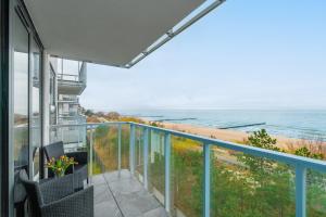 ein Balkon mit Blick auf das Meer in der Unterkunft Jantaris - City Apartments in Mielno