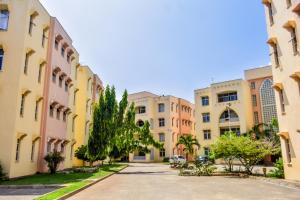 una calle vacía en una ciudad con edificios en Mi Casa Su Casa, en Mtwapa