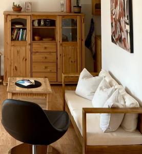 ラーデベルクにあるFerienapartment Casa Heideblick mit Sonnenterrasse & Gartenのソファと椅子のあるリビングルーム