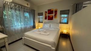 Postel nebo postele na pokoji v ubytování บ้านกันเอง Baan Kun Aeng Homestay
