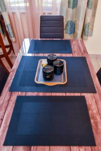 Tres mesas con cuencos en una bandeja en una habitación. en Mi Casa Su Casa, en Mtwapa