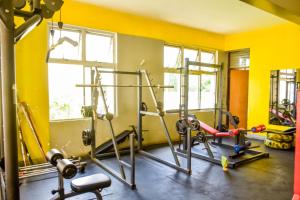 Un gimnasio con dos máquinas de correr en una habitación con paredes amarillas. en Mi Casa Su Casa, en Mtwapa