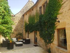 ein Gebäude mit Efeu, der seitlich wächst in der Unterkunft La bichonelle - marronnier pour 2 in Saint-Crépin-et-Carlucet