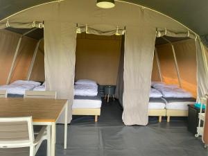 Ένα ή περισσότερα κρεβάτια σε δωμάτιο στο Lodge tent hondje met privé sanitair
