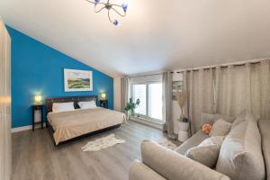 ein Schlafzimmer mit blauen Wänden und einem Bett und einer Couch in der Unterkunft Apartmant with Pool 8 in Kaštela + 56 Fotos