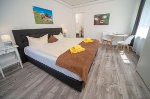 Postel nebo postele na pokoji v ubytování Landhotel Röfleuten