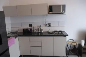 Η κουζίνα ή μικρή κουζίνα στο The base apartments