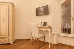 Televízia a/alebo spoločenská miestnosť v ubytovaní Donna Margherita Rome Suite & Rooms