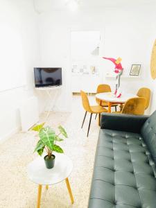 un soggiorno con un divano e un tavolo di APARTAMENTO COMPLETO con PATIO y TERRAZA - EL CARPIO CENTRO - CORDOBA - WiFi a El Carpio