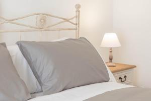 Posteľ alebo postele v izbe v ubytovaní Donna Margherita Rome Suite & Rooms