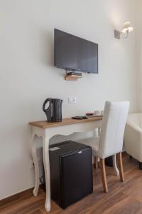 Televízia a/alebo spoločenská miestnosť v ubytovaní Donna Margherita Rome Suite & Rooms