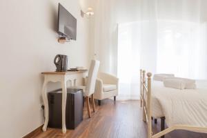 Televízia a/alebo spoločenská miestnosť v ubytovaní Donna Margherita Rome Suite & Rooms
