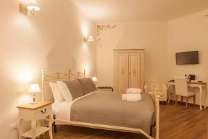 Posteľ alebo postele v izbe v ubytovaní Donna Margherita Rome Suite & Rooms