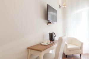 Televízia a/alebo spoločenská miestnosť v ubytovaní Donna Margherita Rome Suite & Rooms