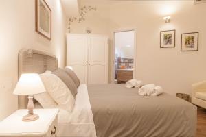 Posteľ alebo postele v izbe v ubytovaní Donna Margherita Rome Suite & Rooms
