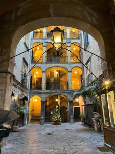 ナポリにあるPalazzo Pandola - Luxury Suitesのクリスマスツリーが目の前にある建物