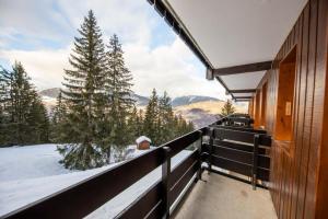 a balcony of a house with a view of the mountains at Superbe vue, accès skis aux pieds, très agréable in Courchevel