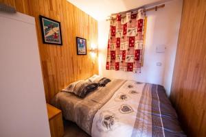 a bedroom with a bed in a room at Superbe vue, accès skis aux pieds, très agréable in Courchevel