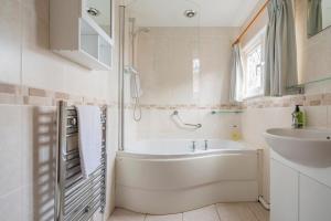 Et badeværelse på Ann Page Cottage, Aldeburgh + 30 billeder