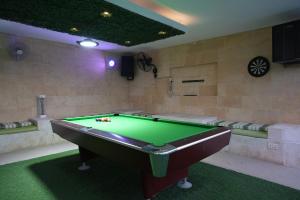 Biliár nebo kulečník v ubytování Farm Football court, Jacuzzi, BBQ Sharjah book and make the first impression