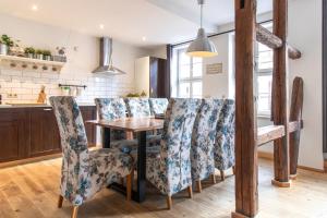 a kitchen and dining room with a wooden table and chairs at Apartmenthaus Mathilde in Quedlinburg
