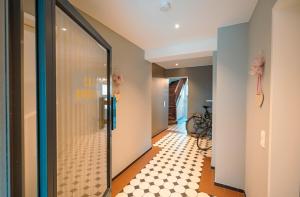 a hallway with a glass door with a checkered floor at Alte Konditorei in Lindau
