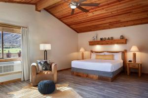 Postel nebo postele na pokoji v ubytování Red Cliffs Lodge Moab